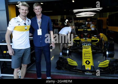 (De gauche à droite) : Nico Hulkenberg (GER) Renault Sport F1 Team avec Kyle Edmund (GBR) joueur de tennis. Grand Prix de Grande-Bretagne, dimanche 8 juillet 2018. Silverstone, Angleterre. 08.07.2018. Championnat du monde de Formule 1, Rd 10, Grand Prix de Grande-Bretagne, Silverstone, Angleterre, Jour de la course. Le crédit photo doit être lu : images XPB/Press Association. Banque D'Images