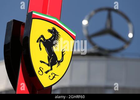 Logos Ferrari et Mercedes. 20.07.2018. Championnat du monde de Formule 1, Rd 11, Grand Prix d'Allemagne, Hockenheim, Allemagne, Journée d'entraînement. Le crédit photo doit être lu : images XPB/Press Association. Banque D'Images