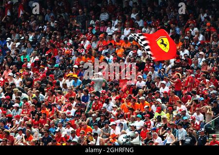 Drapeau Ferrari avec fans dans la tribune. 22.07.2018. Championnat du monde de Formule 1, Rd 11, Grand Prix d'Allemagne, Hockenheim, Allemagne, Jour de la course. Le crédit photo doit être lu : images XPB/Press Association. Banque D'Images