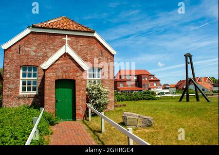 Ancienne église protestante avec cloche externe, île Baltrum, Frise orientale, Basse-Saxe, Mer du Nord, Allemagne Banque D'Images