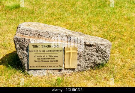 Plaque commémorative de l'ancien Inselfiredhof près de l'ancienne église de l'île protestante, île de Baltrum, Frise orientale, Basse-Saxe, Mer du Nord, Allemagne Banque D'Images