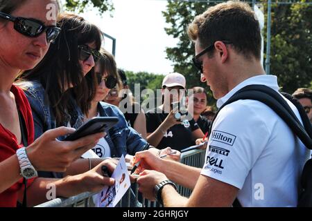 Stoffel Vandoorne (bel) McLaren signe des autographes pour les fans. 30.08.2018. Championnat du monde de Formule 1, Rd 14, Grand Prix d'Italie, Monza, Italie, Journée de préparation. Le crédit photo doit être lu : images XPB/Press Association. Banque D'Images