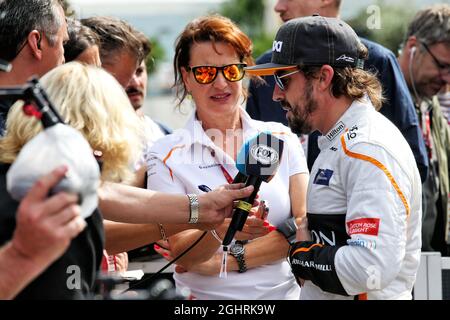 Fernando Alonso (ESP) McLaren avec les médias. 01.09.2018. Championnat du monde de Formule 1, Rd 14, Grand Prix d'Italie, Monza, Italie, Jour de qualification. Le crédit photo doit être lu : images XPB/Press Association. Banque D'Images