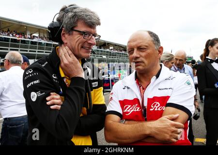 (De gauche à droite) : Chris Dyer (AUS) Renault Sport F1 Team Directeur des performances du véhicule et Frederic Vasseur (FRA) Sauber F1 Team, Team principal sur la grille. 02.09.2018. Championnat du monde de Formule 1, Rd 14, Grand Prix d'Italie, Monza, Italie, Jour de la course. Le crédit photo doit être lu : images XPB/Press Association. Banque D'Images