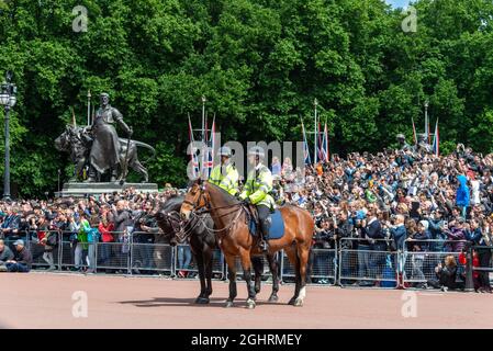 Deux policiers à cheval, une foule de touristes regardant la relève traditionnelle de la garde, la relève de la garde devant le palais de Buckingham Banque D'Images