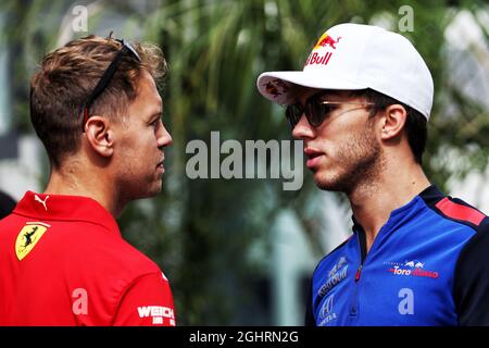 (De gauche à droite): Sebastian Vettel (GER) Ferrari avec Pierre Gasly (FRA) Scuderia Toro Rosso. 27.09.2018. Championnat du monde de Formule 1, Rd 16, Grand Prix de Russie, Sotchi Autodrom, Sotchi, Russie, jour de préparation. Le crédit photo doit être lu : images XPB/Press Association. Banque D'Images