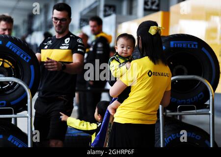 Jeunes fans de l'écurie Renault Sport F1 Team dans le paddock. 04.10.2018. Championnat du monde de Formule 1, Rd 17, Grand Prix japonais, Suzuka, Japon, Journée de préparation. Le crédit photo doit être lu : images XPB/Press Association. Banque D'Images