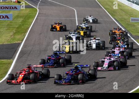 Sebastian Vettel (GER) Ferrari SF71H et Pierre Gasly (FRA) Scuderia Toro Rosso STR13 au début de la course. 07.10.2018. Championnat du monde de Formule 1, Rd 17, Grand Prix japonais, Suzuka, Japon, Jour de la course. Le crédit photo doit être lu : images XPB/Press Association. Banque D'Images