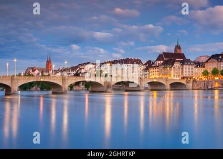 Vue sur la vieille ville de Bâle illuminée la nuit avec la cathédrale de Bâle, l'église Saint-Martin, le pont Mittlere et le Rhin Banque D'Images