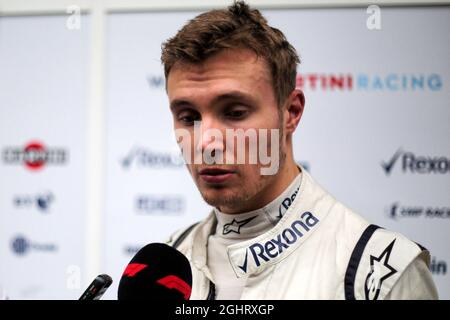 Sergey Sirotkin (RUS) Williams avec les médias. 09.11.2018. Championnat du monde de Formule 1, Rd 20, Grand Prix brésilien, Sao Paulo, Brésil, Journée d'entraînement. Le crédit photo doit être lu : images XPB/Press Association. Banque D'Images