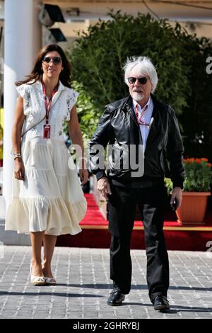 Bernie Ecclestone (GBR) avec sa femme Fabiana Flosi (BRA). 23.11.2018. Formula 1 World Championship, Rd 21, Grand Prix d'Abu Dhabi, circuit Yas Marina, Abu Dhabi, Practice Day. Le crédit photo doit être lu : images XPB/Press Association. Banque D'Images
