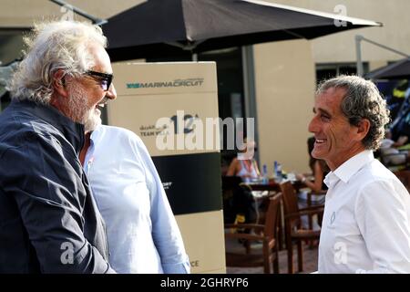 (De gauche à droite) : Flavio Briatore (ITA) avec Alain Prost (FRA) Renault Sport F1 Team Conseiller spécial. 24.11.2018. Formula 1 World Championship, Rd 21, Grand Prix d'Abu Dhabi, circuit Yas Marina, Abu Dhabi, Journée de qualification. Le crédit photo doit être lu : images XPB/Press Association. Banque D'Images