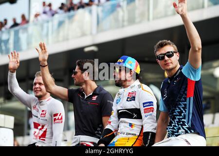 (De gauche à droite) : Kevin Magnussen (DEN) Haas F1 Team; Romain Grosjean (FRA) Haas F1 Team; Fernando Alonso (ESP) McLaren; et Sergey Sirotkin (RUS) Williams, sur le défilé des pilotes. 25.11.2018. Championnat du monde de Formule 1, Rd 21, Grand Prix d'Abu Dhabi, circuit Yas Marina, Abu Dhabi, jour de la course. Le crédit photo doit être lu : images XPB/Press Association. Banque D'Images