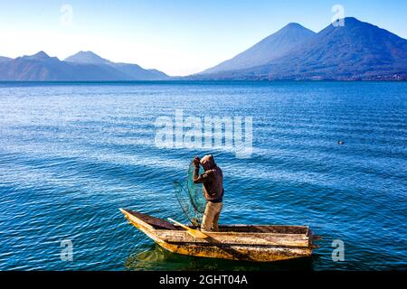 Pêcheur avec piège à poisson dans son cercueil flottant, Eupithia (Catarina) Palopo, lac Atitlan, Santa Catarina Palopo, Guatemala Banque D'Images