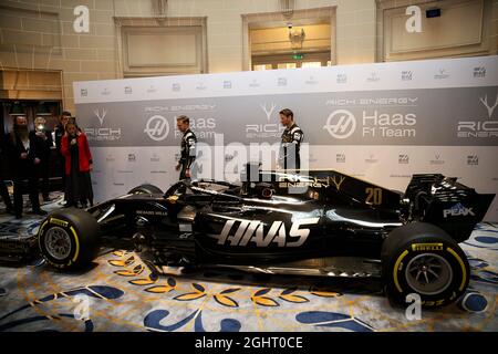 Kevin Magnussen (DEN) Haas F1 Team et Romain Grosjean (FRA) Haas F1 Team dévoilent la nouvelle décoration sur le Haas VF-18. 27.02.2019. Haas F1 Team Livery dévoile, le Royal automobile Club, Londres, Angleterre. Le crédit photo doit être lu : images XPB/Press Association. Banque D'Images