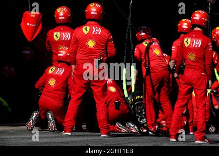 Ferrari mécanique dans les fosses. 26.02.2019. Test de Formule 1, première journée, Barcelone, Espagne. Mardi. Le crédit photo doit être lu : images XPB/Press Association. Banque D'Images