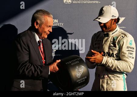 (De gauche à droite) : Alan Jones (AUS) remet le prix Pirelli Pole position Award à Lewis Hamilton (GBR) Mercedes AMG F1. 16.03.2019. Championnat du monde de Formule 1, Rd 1, Grand Prix d'Australie, Albert Park, Melbourne, Australie, journée de qualification. Le crédit photo doit être lu : images XPB/Press Association. Banque D'Images