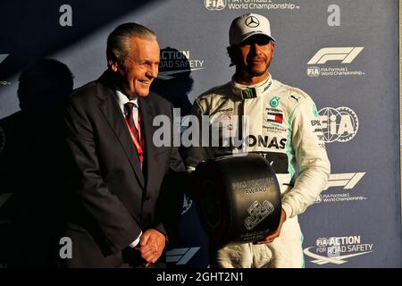 (De gauche à droite) : Alan Jones (AUS) remet le prix Pirelli Pole position Award à Lewis Hamilton (GBR) Mercedes AMG F1. 16.03.2019. Championnat du monde de Formule 1, Rd 1, Grand Prix d'Australie, Albert Park, Melbourne, Australie, journée de qualification. Le crédit photo doit être lu : images XPB/Press Association. Banque D'Images
