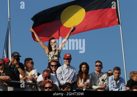 Fans de course sur le podium. 17.03.2019. Championnat du monde de Formule 1, Rd 1, Grand Prix d'Australie, Albert Park, Melbourne, Australie, jour de la course. Le crédit photo doit être lu : images XPB/Press Association. Banque D'Images