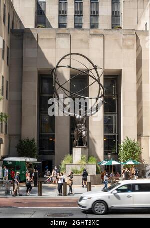 La tenue de l'Atlas les cieux (voûte céleste) Statue (sphère armillaire) dans le Rockefeller Center, NEW YORK CITY Banque D'Images