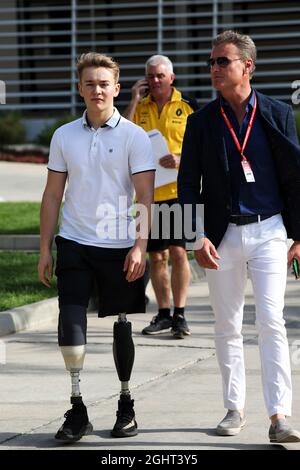 (De gauche à droite): Billy Monger (GBR) pilote de course avec David Coulthard (GBR) Red Bull Racing et Scuderia Toro Conseiller / Canal 4 commentateur de F1. 31.03.2019. Championnat du monde de Formule 1, Rd 2, Grand Prix de Bahreïn, Sakhir, Bahreïn, Jour de la course. Le crédit photo doit être lu : images XPB/Press Association. Banque D'Images