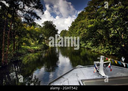 Excursion en bateau sur le Wakenitz, Amazone du Nord, MS Wakenitz, excursion à vapeur, rivière frontalière, Kolonnenweg, Lochplattenweg, frontière allemande intérieure Banque D'Images