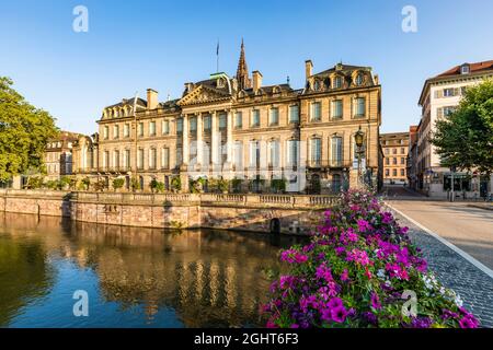Palais Rohan sur les rives de l'Ill, Strasbourg, Alsace, France Banque D'Images
