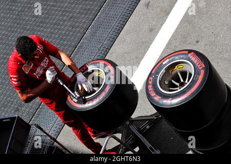 Ferrari mécanicien travaillant derrière des camions dans le paddock. 09.05.2019. Championnat du monde de Formule 1, Rd 5, Grand Prix d'Espagne, Barcelone, Espagne, Journée de préparation. Le crédit photo doit être lu : images XPB/Press Association. Banque D'Images