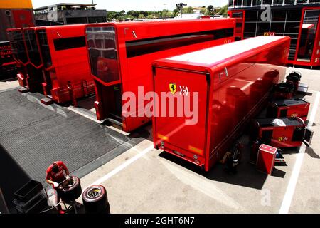 Ferrari mécanicien travaillant derrière des camions dans le paddock. 09.05.2019. Championnat du monde de Formule 1, Rd 5, Grand Prix d'Espagne, Barcelone, Espagne, Journée de préparation. Le crédit photo doit être lu : images XPB/Press Association. Banque D'Images