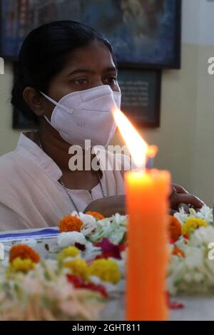 Un dévot portant un masque facial prie la tombe de mère Teresa pour marquer l'anniversaire de sa mort à Kolkata. La religieuse catholique lauréate du prix Nobel de la paix, qui a passé 45 ans à servir les pauvres, les malades, les orphelins et les mourants, est décédée à Kolkata ce jour-là, en 1997, à l'âge de 87 ans. (Photo de Dipa Chakraborty/Pacific Press/Sipa USA) Banque D'Images