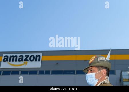 Rieti, Italie. 07septembre 2021. Le général Francesco Paolo Figliuolo (portant un masque facial), commissaire extraordinaire à l'urgence de Covid19, visite le Centre des vaccins de Passo Corese, dans le centre logistique de l'Amazonie. (Photo de Riccardo Fabi/Pacific Press/Sipa USA) crédit: SIPA USA/Alay Live News Banque D'Images