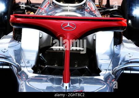 La housse de cockpit Mercedes AMG F1 W10 Halo rend hommage à Niki Lauda. 24.05.2019. Championnat du monde de Formule 1, Rd 6, Grand Prix de Monaco, Monte Carlo, Monaco, Vendredi. Le crédit photo doit être lu : images XPB/Press Association. Banque D'Images