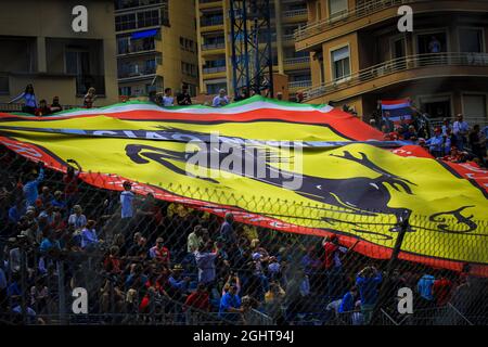 Drapeau Ferrari avec fans dans la tribune. 26.05.2019. Championnat du monde de Formule 1, Rd 6, Grand Prix de Monaco, Monte Carlo, Monaco, Jour de la course. Le crédit photo doit être lu : images XPB/Press Association. Banque D'Images