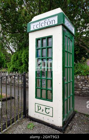 Timoleague, Irlande- 15 juillet 2021: Un ancien téléphone irlandais ou également connu sous le nom de Telefon box Banque D'Images