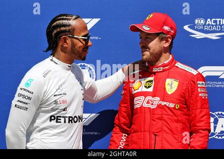 (De gauche à droite) : Lewis Hamilton (GBR) Mercedes AMG F1 avec le gardien de mât Sebastian Vettel (GER) Ferrari dans le parc ferme qualifiant. 08.06.2019. Championnat du monde de Formule 1, route 7, Grand Prix canadien, Montréal, Canada, Jour de qualification. Le crédit photo doit être lu : images XPB/Press Association. Banque D'Images