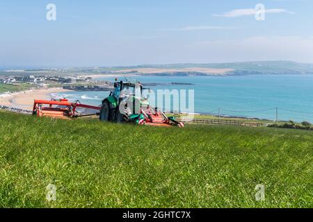 Garretstown, WestcCork, Irlande. , . Michael Roche, producteur de viande bovine et laitière, a profité pleinement du beau temps aujourd'hui en coupant l'ensilage, sa deuxième coupe de l'année. Avec Garretstown Beach en arrière-plan, Michael a utilisé un tracteur Deutz-Fahr TTV 630 et des tondeuses avant et arrière Kvernland. Crédit : AG News/Alay Live News Banque D'Images