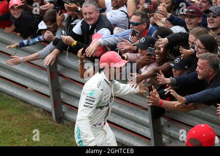 Le vainqueur de la course Lewis Hamilton (GBR) Mercedes AMG F1 fête avec les fans sur le podium. Grand Prix de Grande-Bretagne, dimanche 14 juillet 2019. Silverstone, Angleterre. 14.07.2019. Championnat du monde de Formule 1, Rd 10, Grand Prix de Grande-Bretagne, Silverstone, Angleterre, Jour de la course. Le crédit photo doit être lu : images XPB/Press Association. Banque D'Images