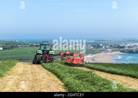 Garretstown, WestcCork, Irlande. , . Michael Roche, producteur de viande bovine et laitière, a profité pleinement du beau temps aujourd'hui en coupant l'ensilage, sa deuxième coupe de l'année. Avec Garretstown Beach en arrière-plan, Michael a utilisé un tracteur Deutz-Fahr TTV 630 et des tondeuses avant et arrière Kvernland. Crédit : AG News/Alay Live News Banque D'Images