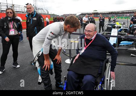 Frank Williams (GBR) Williams Team Owner et George Russell (GBR) Williams Racing sur la grille. Grand Prix de Grande-Bretagne, dimanche 14 juillet 2019. Silverstone, Angleterre. 14.07.2019. Championnat du monde de Formule 1, Rd 10, Grand Prix de Grande-Bretagne, Silverstone, Angleterre, Jour de la course. Le crédit photo doit être lu : images XPB/Press Association. Banque D'Images