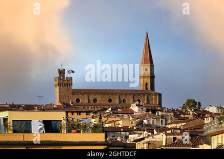 Arezzo Toscane Italie. La cathédrale (Cattedrale dei Santi Pietro e Donato) et le Palazzo dei priori Banque D'Images