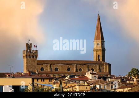 Arezzo Toscane Italie. La cathédrale (Cattedrale dei Santi Pietro e Donato) et le Palazzo dei priori Banque D'Images