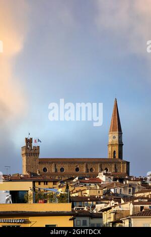 Arezzo Toscane Italie. La cathédrale (Cattedrale dei Santi Pietro e Donato) et le Palazzo dei priori Banque D'Images