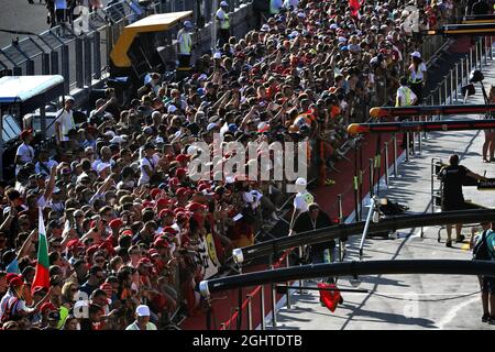 Fans dans les fosses. 01.08.2019. Championnat du monde de Formule 1, Rd 12, Grand Prix de Hongrie, Budapest, Hongrie, Journée de préparation. Le crédit photo doit être lu : images XPB/Press Association. Banque D'Images