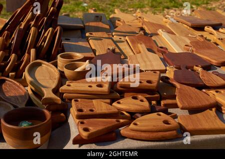 Un comptoir de vente de rue avec des plats en bois. Banque D'Images