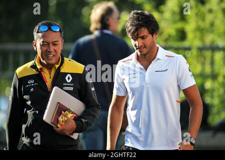 (De gauche à droite) : Mia Sharizman (MAL) Directeur de l'Académie Renault Sport avec Carlos Sainz Jr (ESP) McLaren. 30.08.2019. Formula 1 World Championship, Rd 13, Grand Prix de Belgique, Spa Francorchamps, Belgique, Journée d'entraînement. Le crédit photo doit être lu : images XPB/Press Association. Banque D'Images