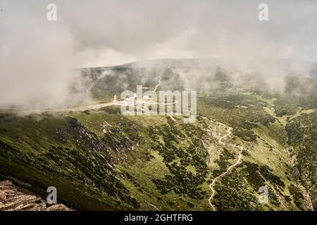 Vue sur le mountin de Karkonosze, très nuageux par jour Banque D'Images