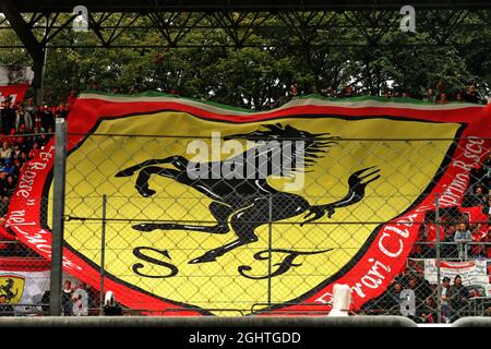 Circuit atmosphère - Grand drapeau Ferrari avec des fans dans le stand. 06.09.2019. Championnat du monde de Formule 1, Rd 14, Grand Prix d'Italie, Monza, Italie, Journée d'entraînement. Le crédit photo doit être lu : images XPB/Press Association. Banque D'Images