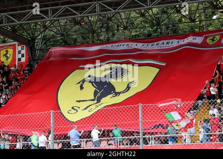 Circuit atmosphère - Grand drapeau Ferrari avec des fans dans le stand. 07.09.2019. Championnat du monde de Formule 1, Rd 14, Grand Prix d'Italie, Monza, Italie, Jour de qualification. Le crédit photo doit être lu : images XPB/Press Association. Banque D'Images