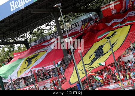 Circuit atmosphère - Grand drapeau Ferrari avec des fans dans le stand. 07.09.2019. Championnat du monde de Formule 1, Rd 14, Grand Prix d'Italie, Monza, Italie, Jour de qualification. Le crédit photo doit être lu : images XPB/Press Association. Banque D'Images