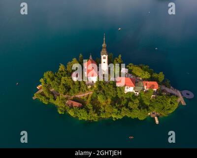 Vue aérienne de la belle église de pèlerinage de l'Assomption de Marie sur une petite île du lac Bled, Slovénie. Tir de drone Banque D'Images